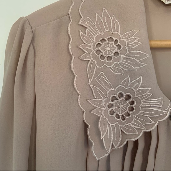 VINTAGE YVES VENET PLEATED BLOUSE IN BEIGE / LACE SCALLOP COLLAR / MED - LARGE - Picture 5 of 12